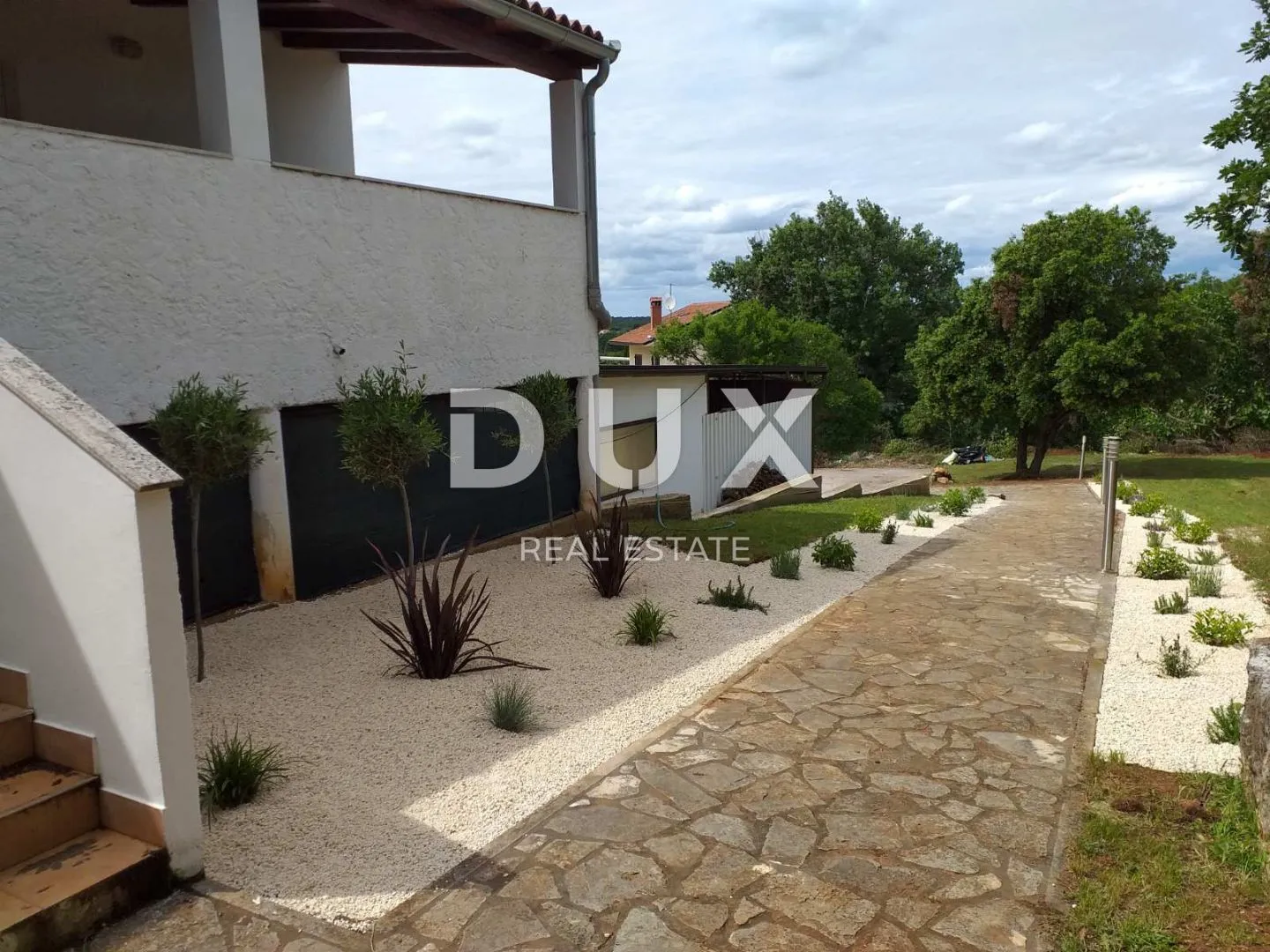 istra, pula - velika obiteljska kuća s 2 apartmana, konobom i garažom - slika 23