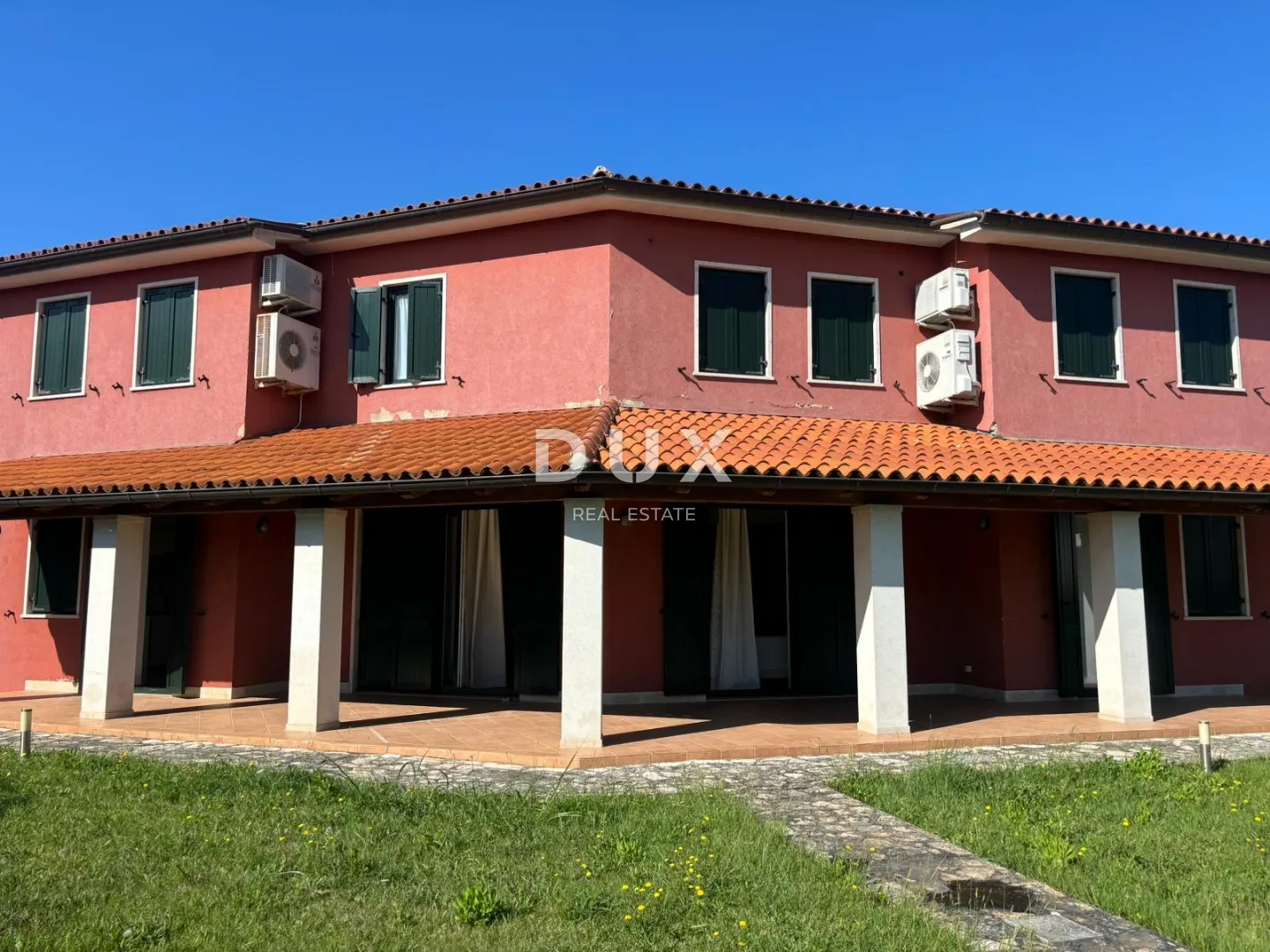 ISTRA, VOLME - Samo u našoj u ponudi obiteljska vila s garažama i 3 stana! - Banjole, Medulin