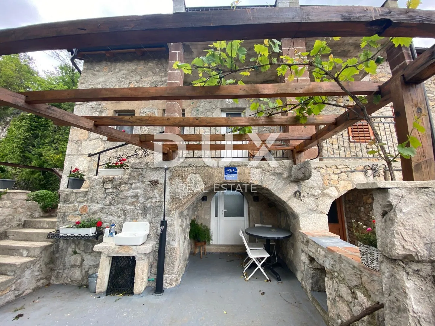 CRIKVENICA, BELGRAD - dva apartmana s pogledom na more + dvorište + kuća za adaptaciju! PRILIKA!!! - Grižane, Vinodolska općina