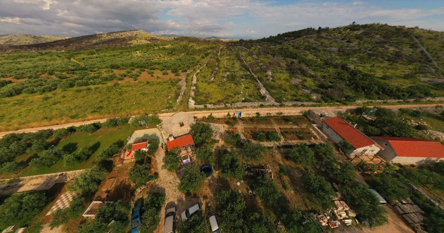 šibenik, zaton - prostrano imanje s objektom i građevinskom dozvolom - slika 2