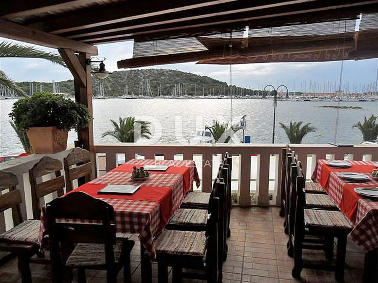 šibenik, rogoznica - predivna kamena kuća i restoran uz more - slika 14