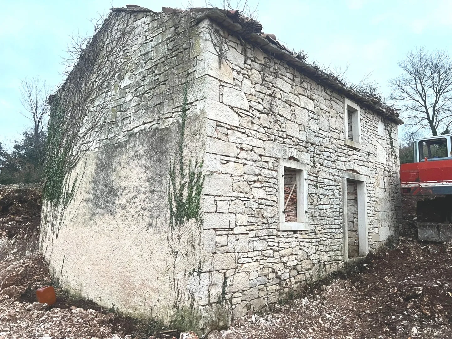 istra, rakalj - kamena samostojeća istarska kuća, dvorište, pogled more - slika 3