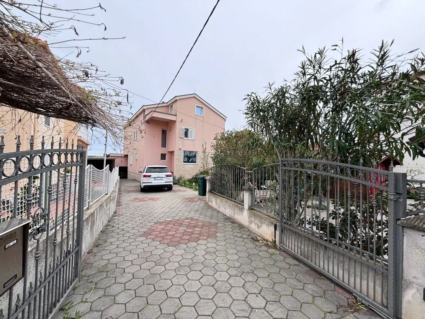 zadar, smiljevac - prostrana renovirana kuća s garažom - slika 3