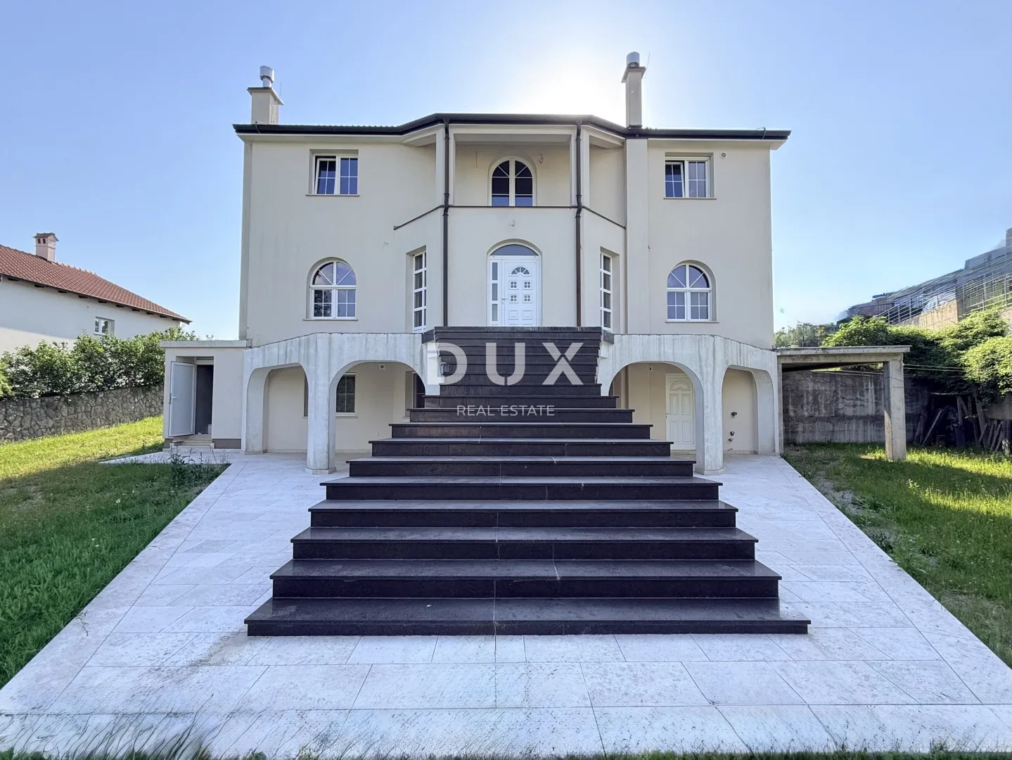 KASTAV, BRNČIĆI – luksuzna villa američkog stila na privatnoj parceli od 2000m2