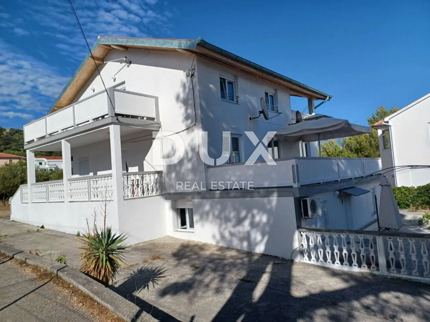 otok rab, barbat - samostojeća apartmanska kuća na odličnoj lokaciji - slika 2