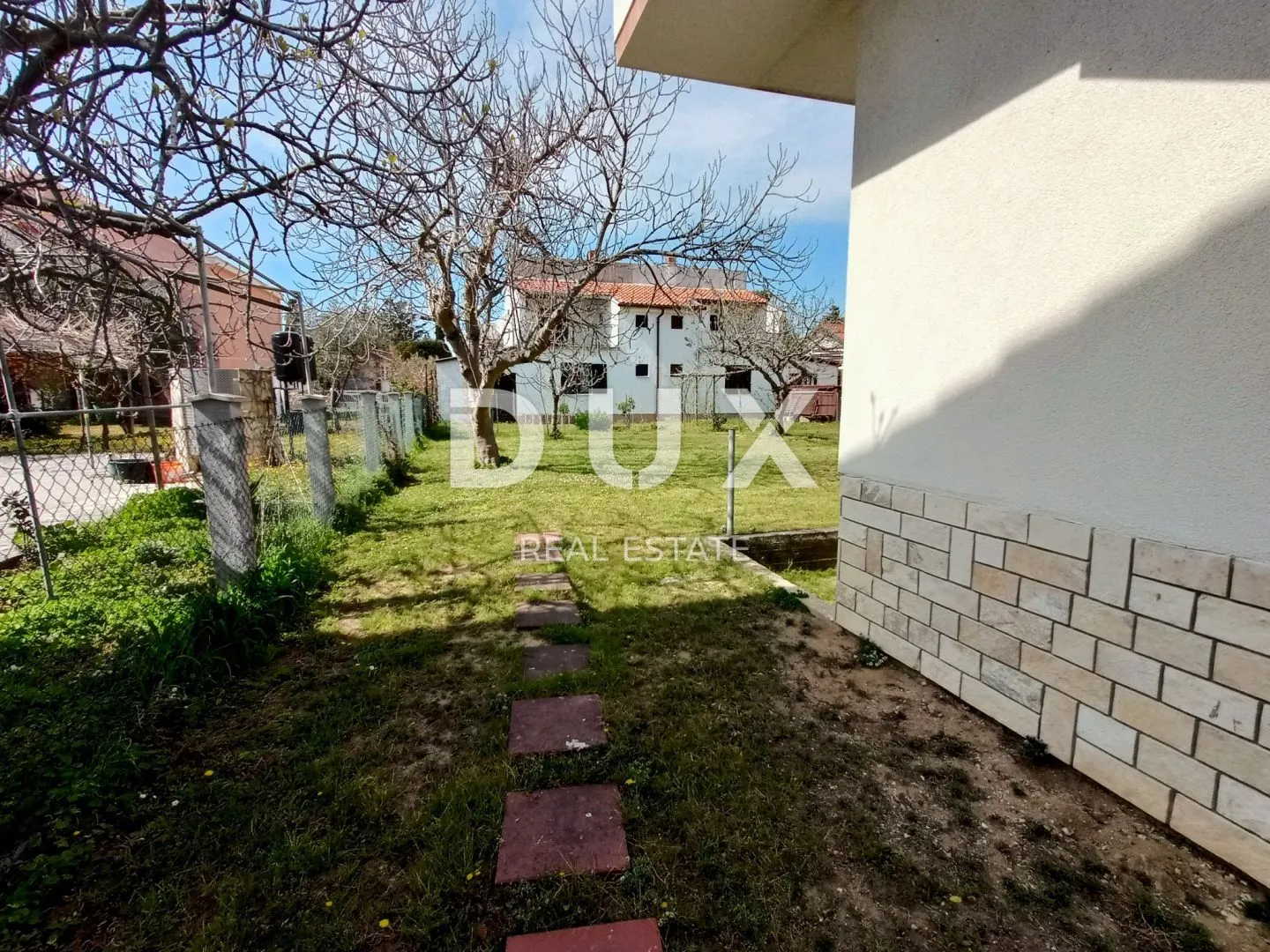 zadar, sabunike - prostrana apartmanska kuća s velikom okućnicom - slika 6