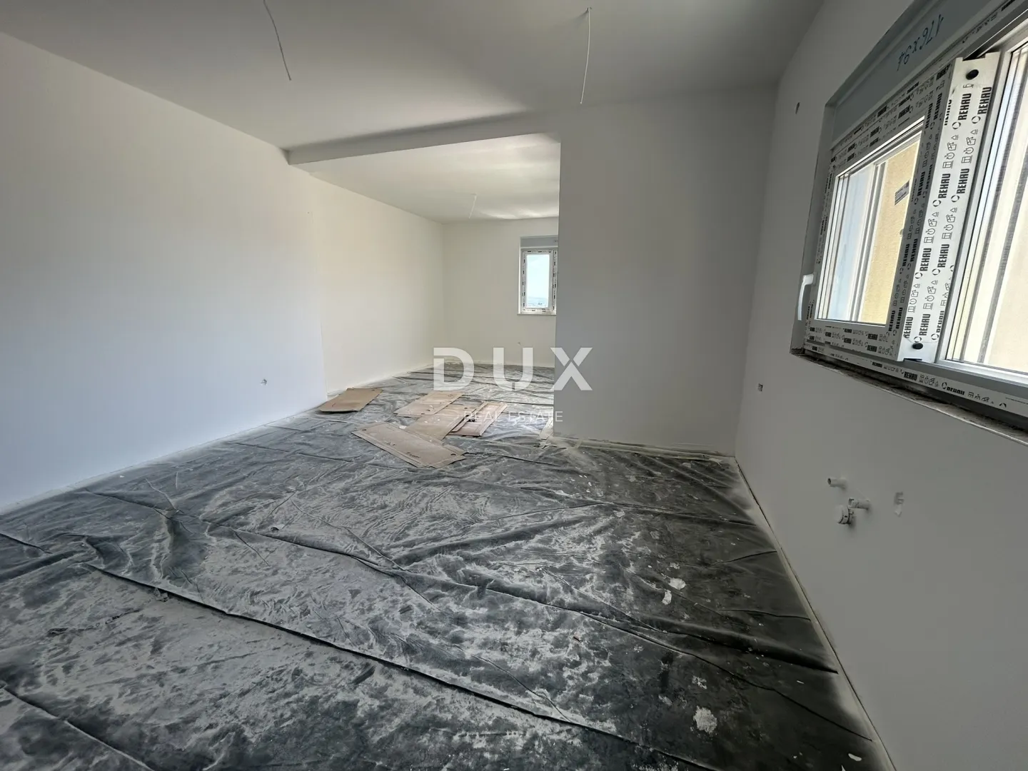 šibenik, vodice – zadnji kat, 3 spavaće sobe i panoramski pogled na more - slika 8