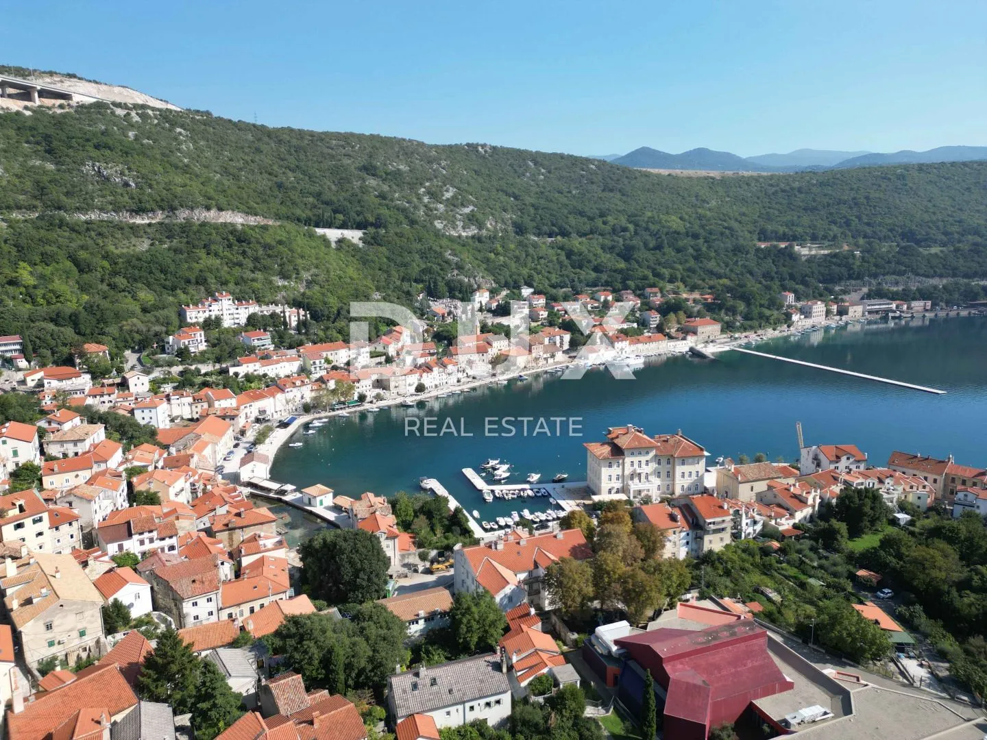 BAKAR, CENTAR - građevinsko zemljište u strogom centru grada Bakra 2.600 m2 s pogledom na more za stambenu zgradu - stanove / apartmane / obiteljsku kuću / villu! PRILIKA!