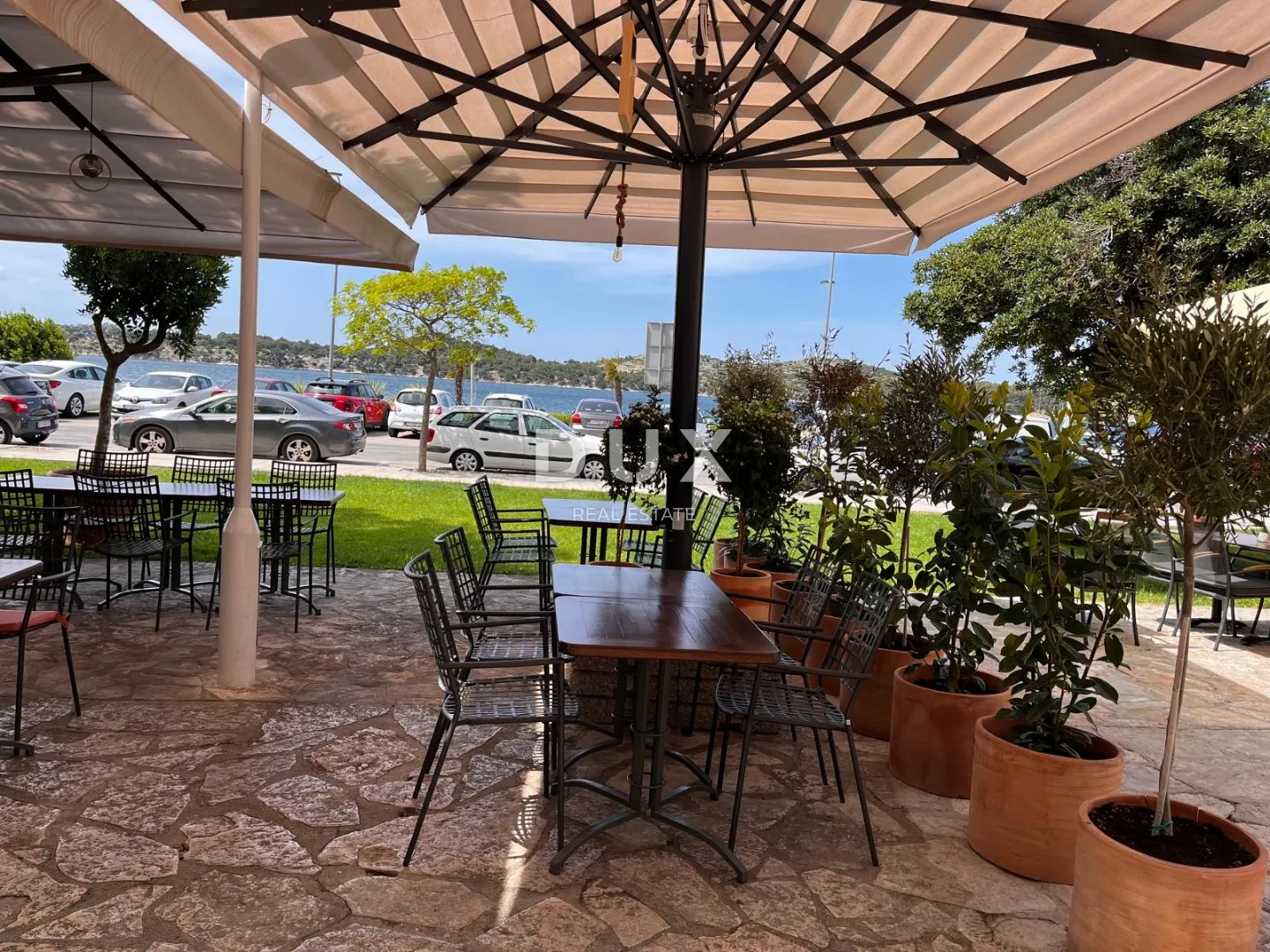 šibenik, centar, vrhunski uhodani restaurant, prvi red do mora. - slika 19