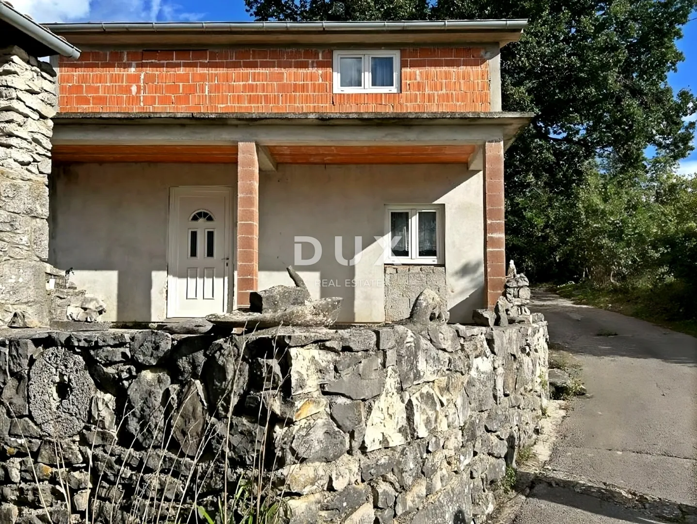 istra, labin - dvije kuće na rubu naselja - slika 2