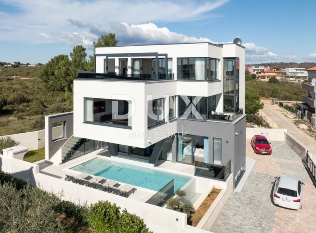 istra,medulin- luksuzna vila 150m od mora! - slika 39