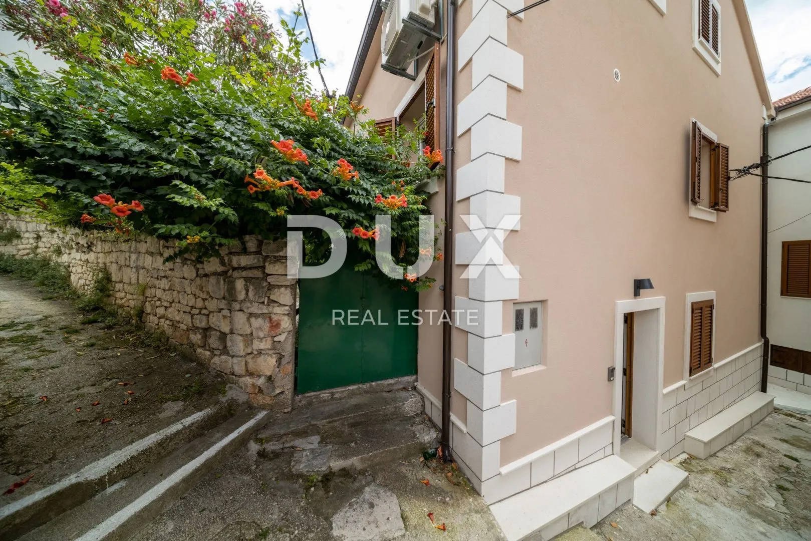 ŠIBENIK, ROGOZNICA - Renovirana kuća u nizu pokraj mora