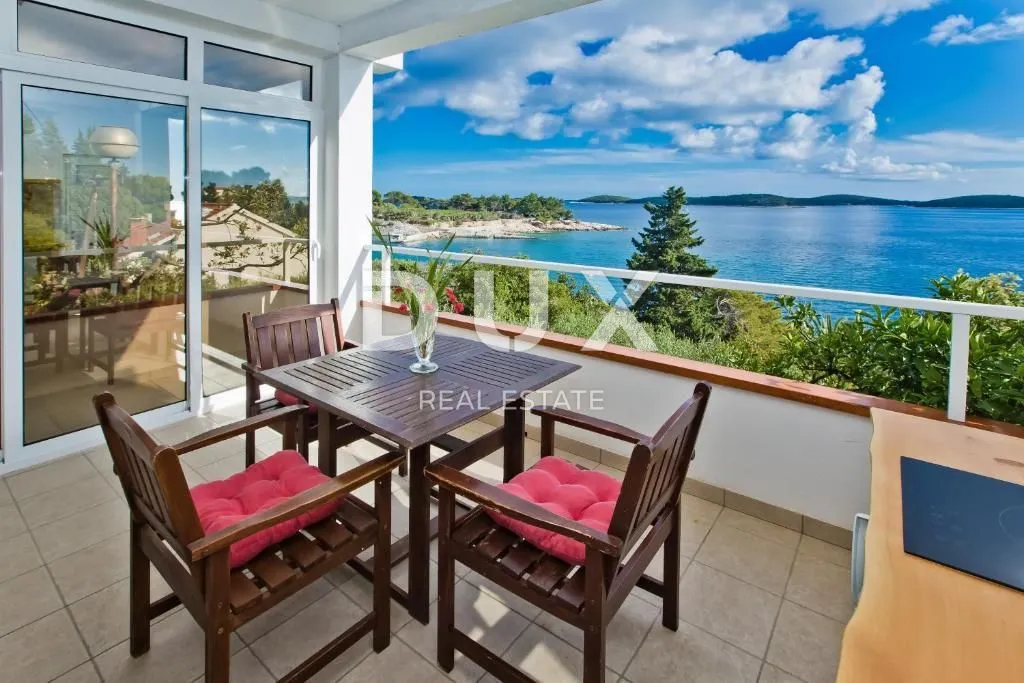 otok hvar - vila u gradu hvaru prvi red do mora - slika 21
