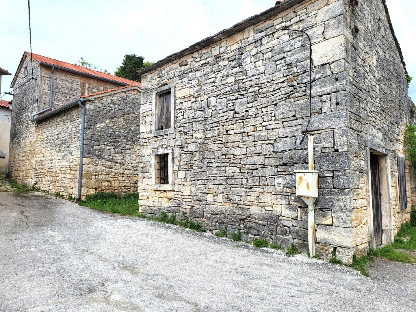 istra.tinjan - dva kamena objekta - slika 4