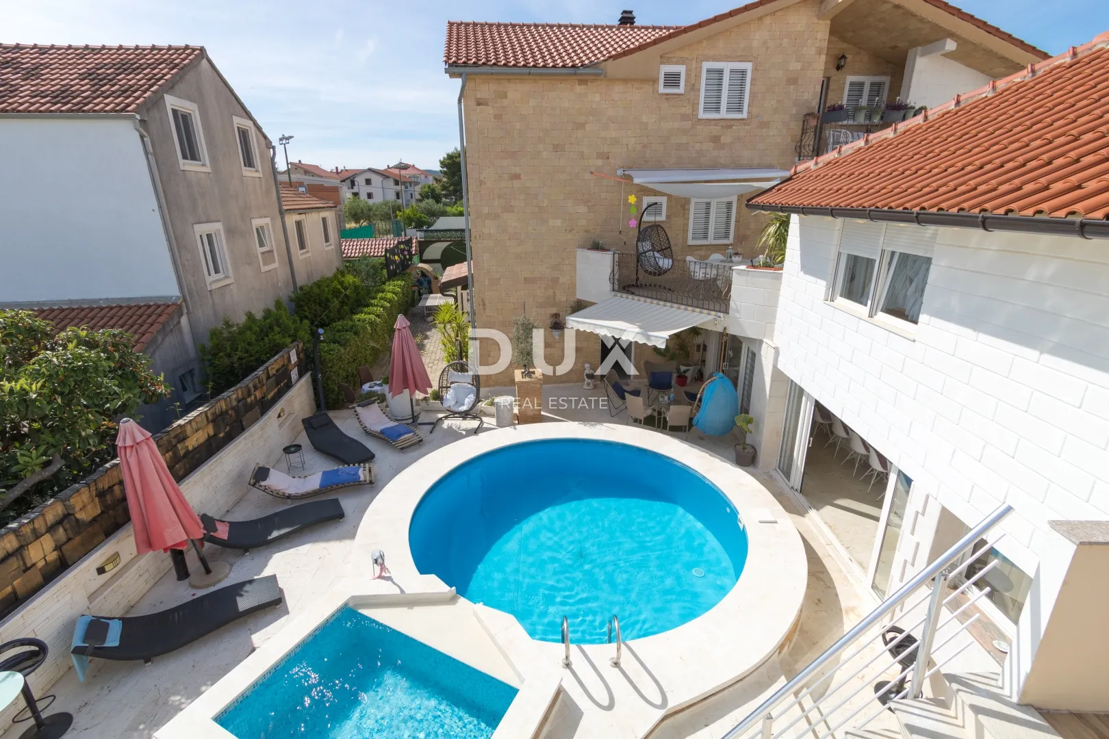vodice, vila sa 7 apartmana i bazenom - slika 32