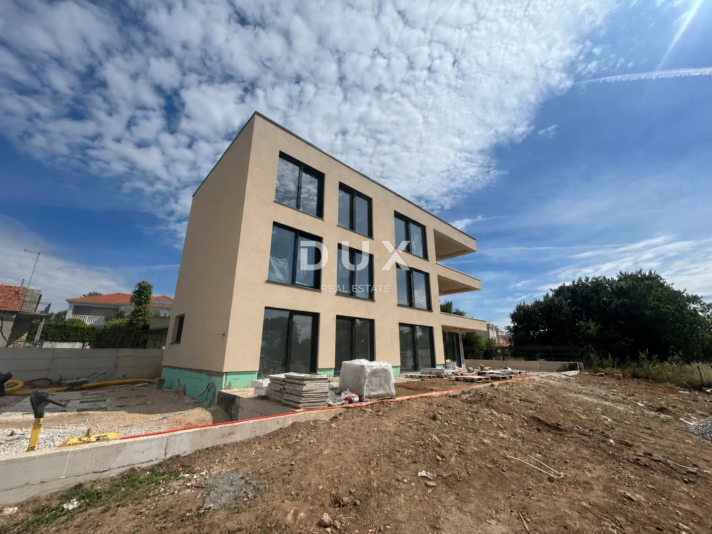 vodice – 3ss+db stan s vrtom i pogledom na more, 70 m od mora i plaže - slika 2