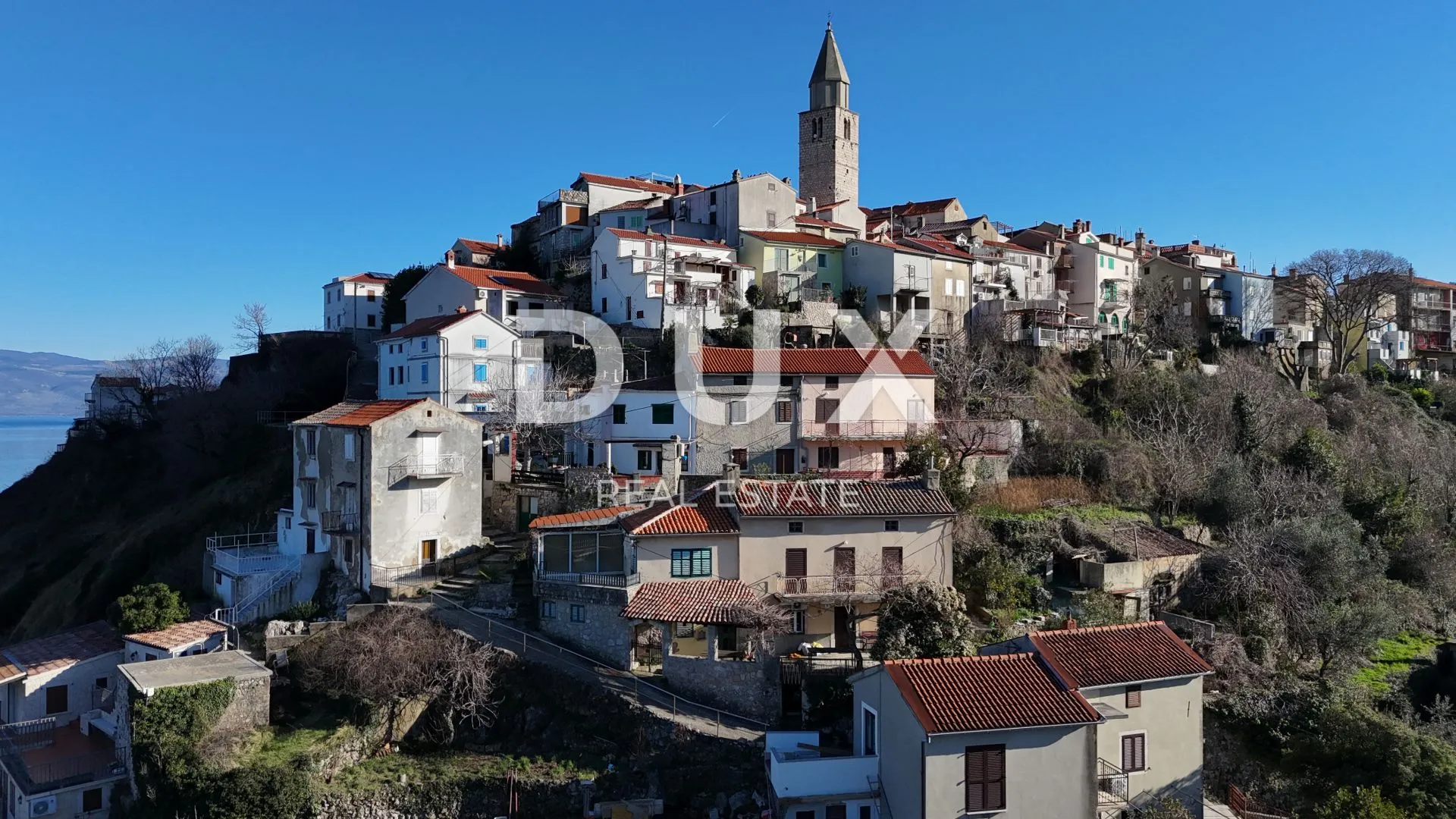 otok krk - kuća s dvorištem i pogledom na more, u jezgri romantičnog vrbnika - slika 3