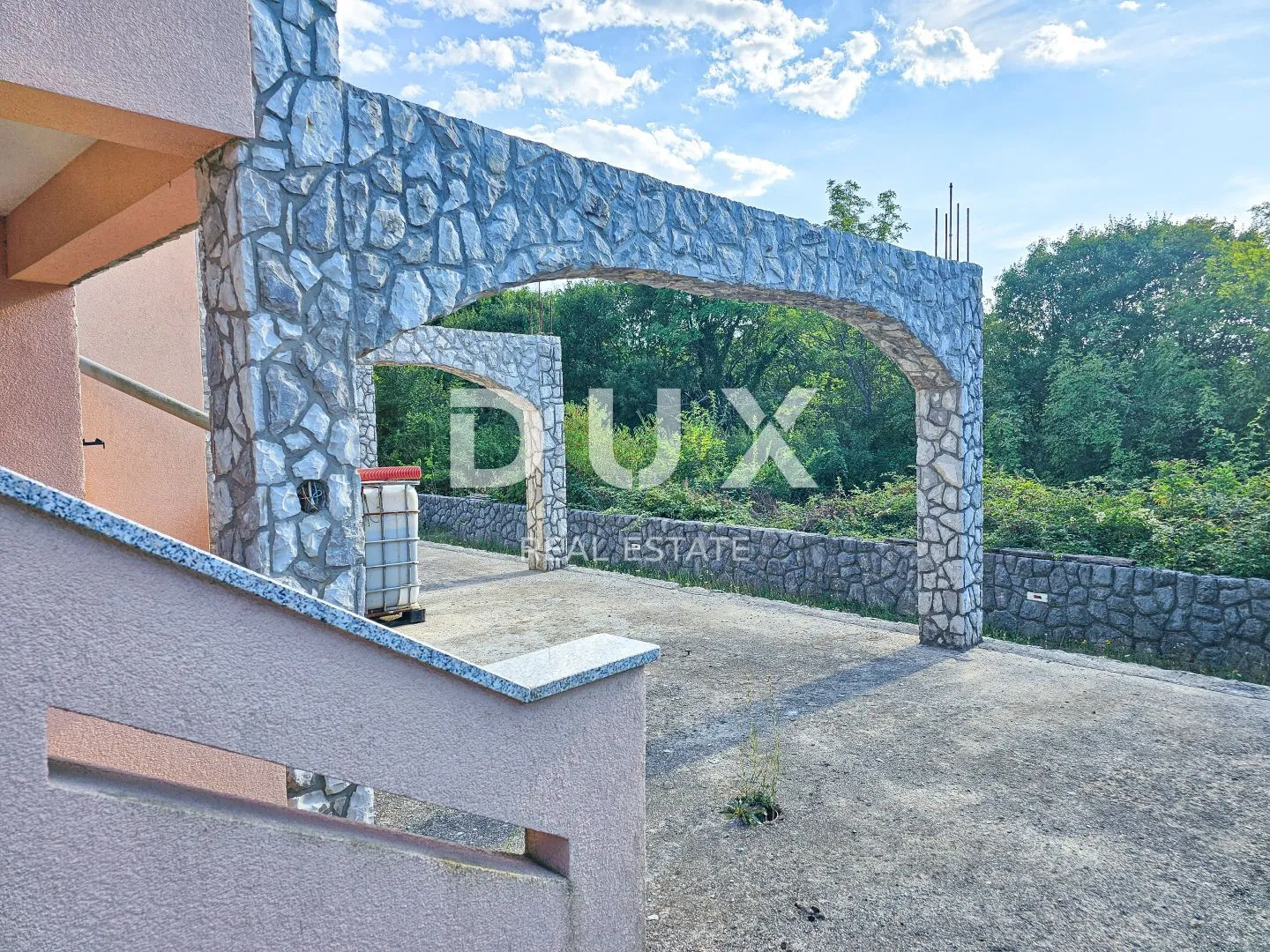 otok krk, kras - 4 stambene jedinice na rubu zelene zone - slika 2