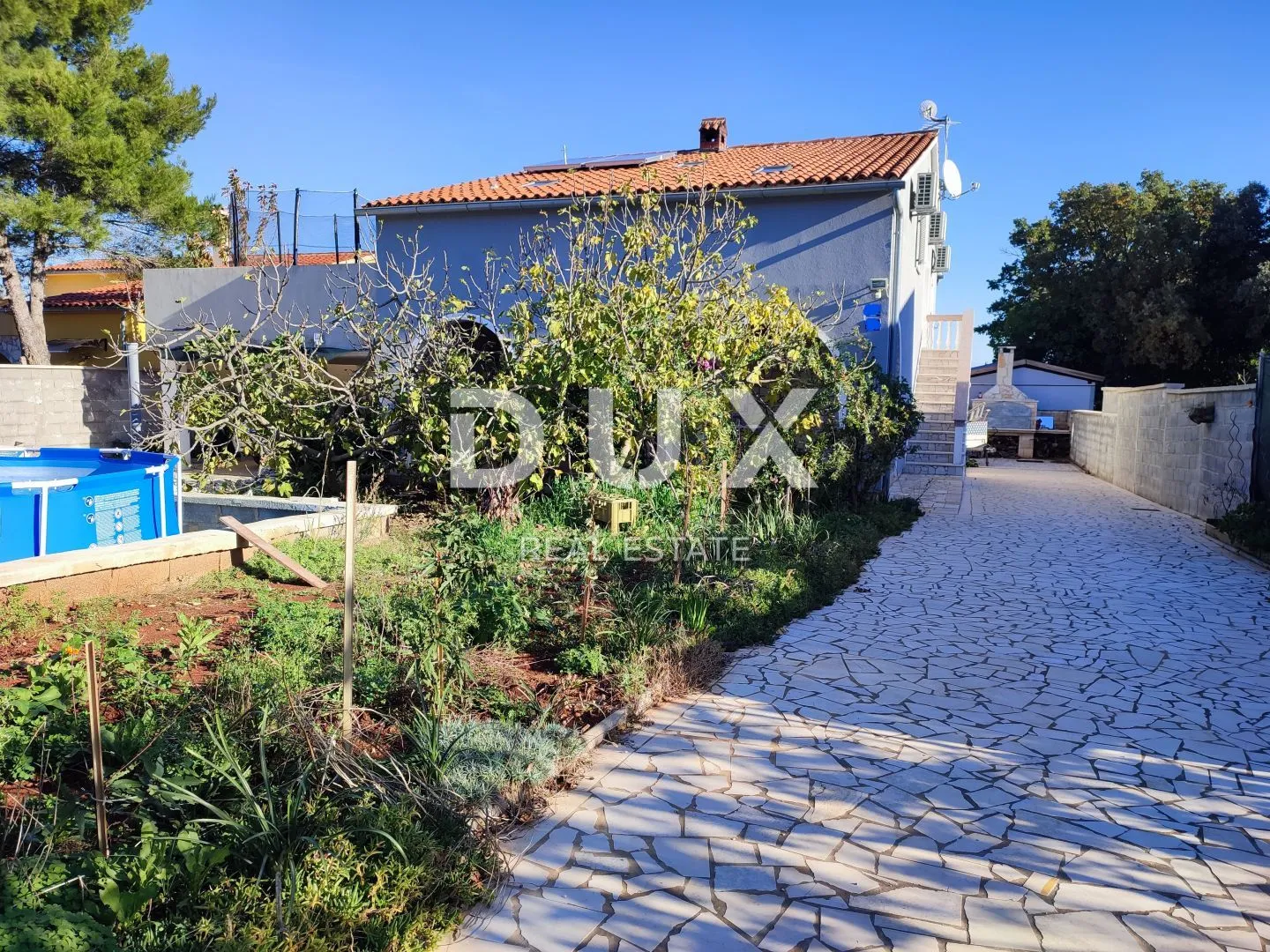 ISTRA, KAVRAN - Prostrana kuća s 3 apartmana i garažom u mirnom dijelu - Kavran, Marčana