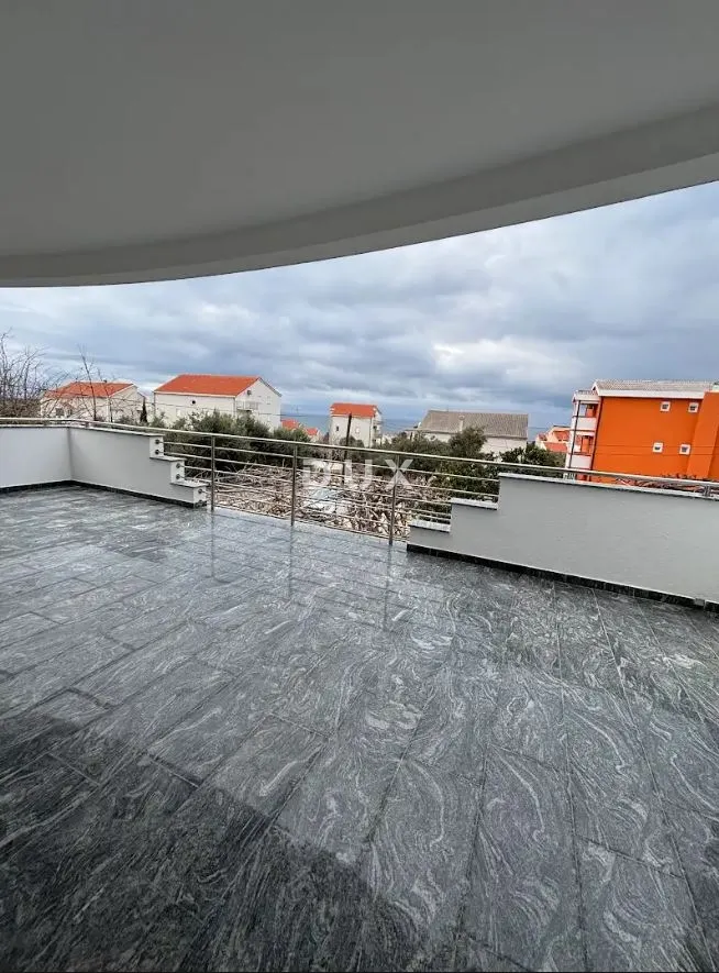 otok pag, novalja - kuća sa apartmanima u srcu novalje - slika 4