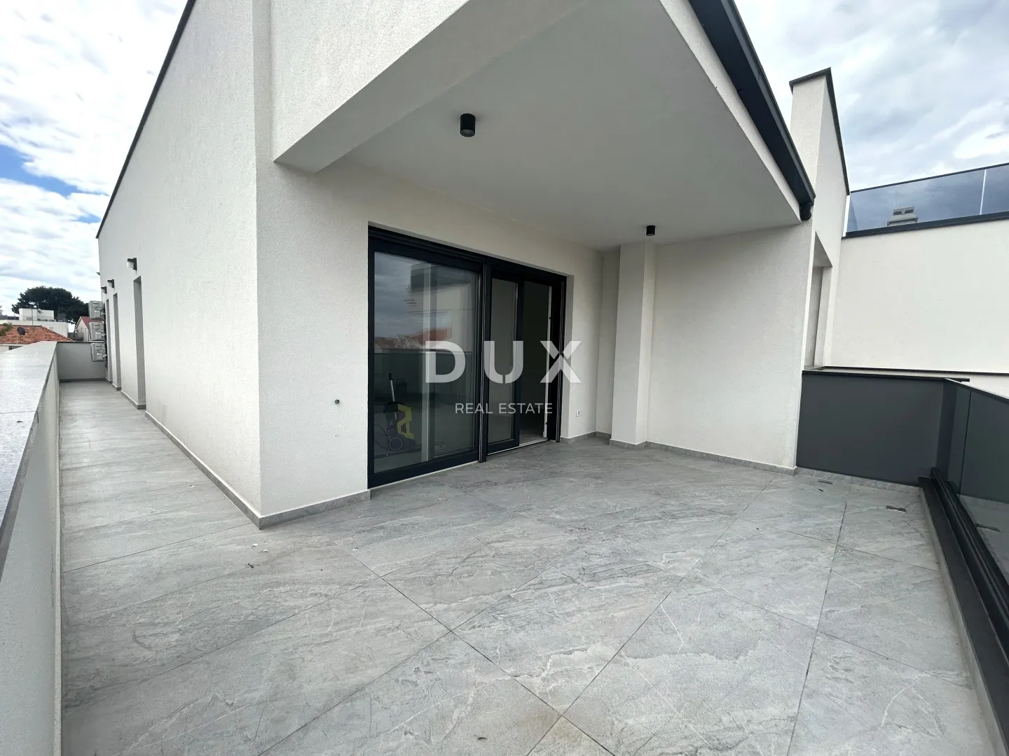 šibenik, vodice – penthouse s krovnom terasom, 120m od plaže, 2 garaže - slika 3