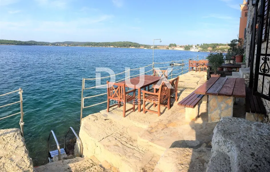 istra, rovinj - 1ss+db stan smješten prvi red do mora s privatnom plažom - slika 17