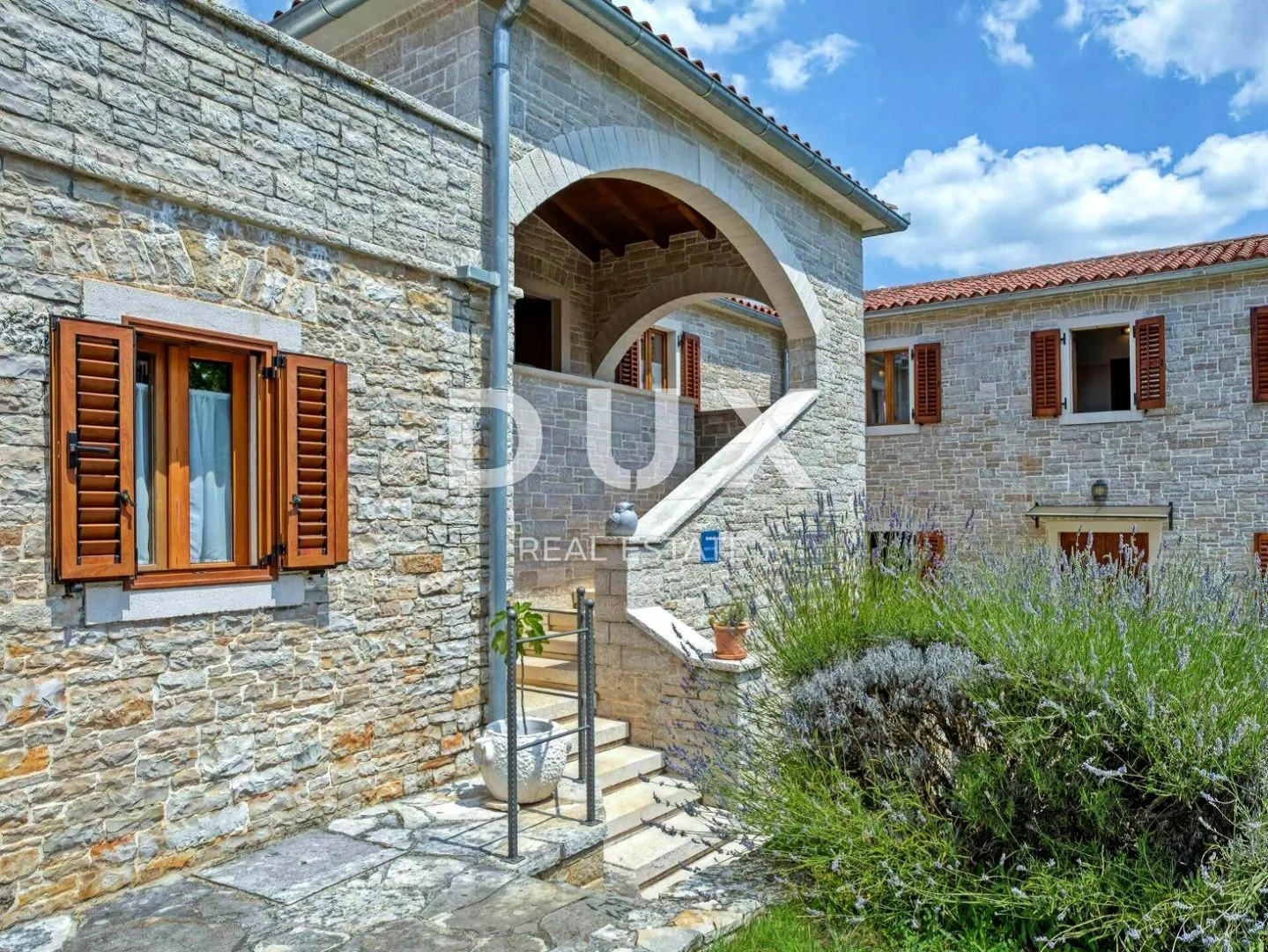 istra, tinjan - kamena autohtona vila - slika 44