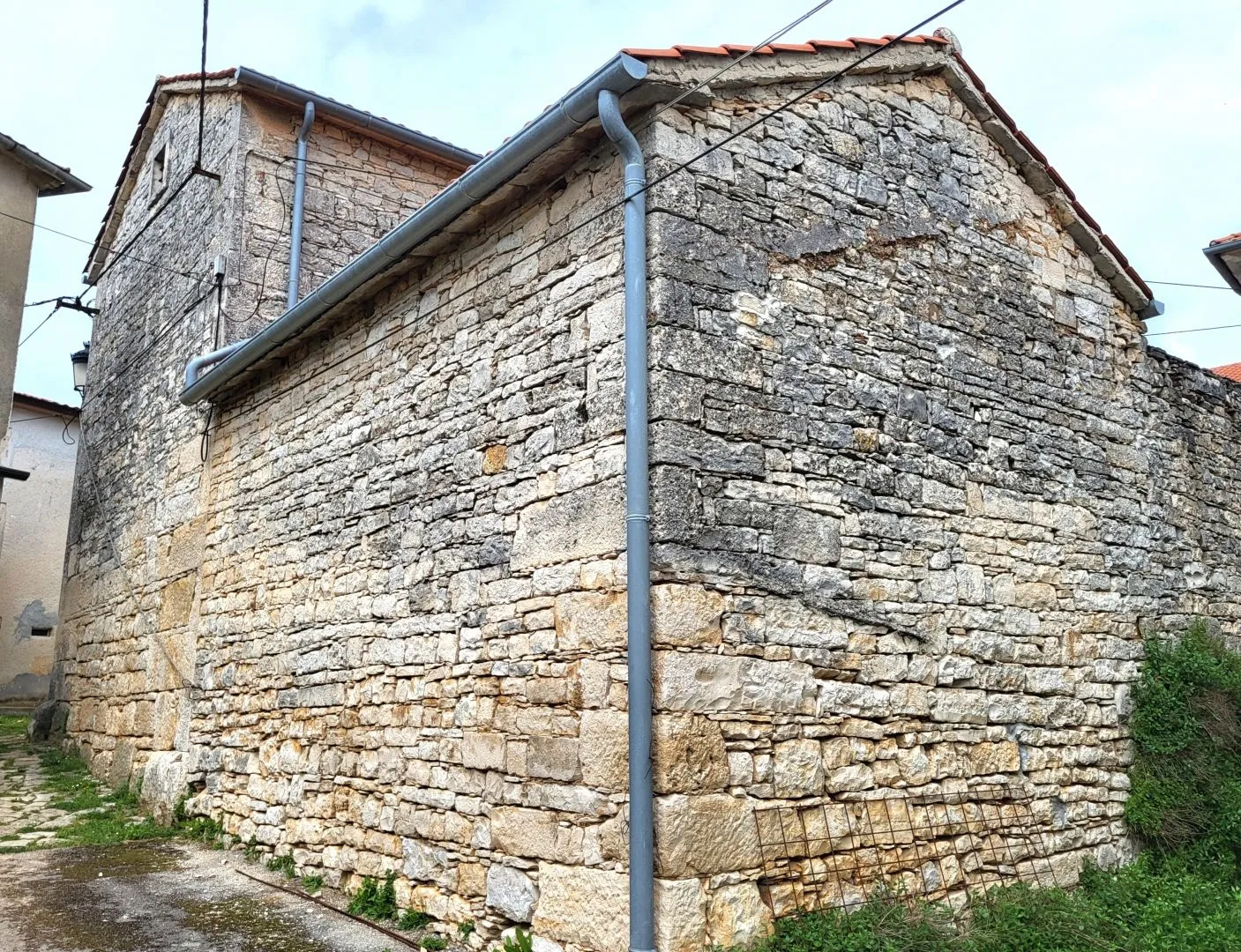 istra.tinjan - dva kamena objekta - slika 3