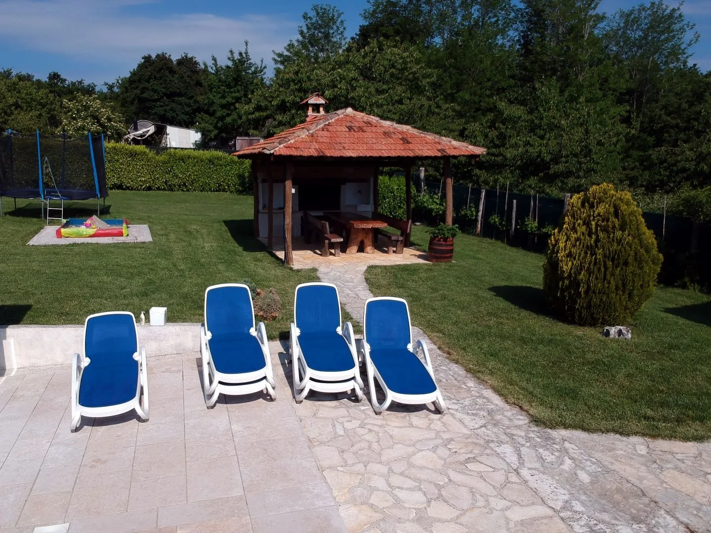 istra, karojba - kuća s velikom okućnicom i pogledom - slika 5