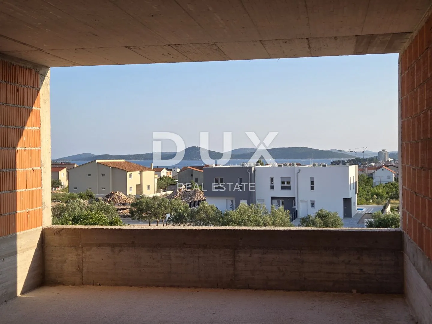 ŠIBENIK, VODICE – Ekskluzivni duplex s vrtom i bazenom, savršen spoj mira, dizajna i mediteranskog načina života