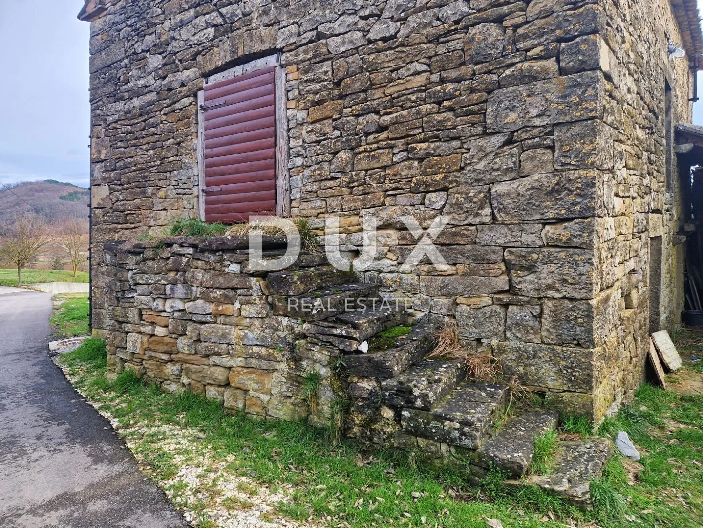 istra, cerovlje - samostojeća kamena zgrada - slika 13