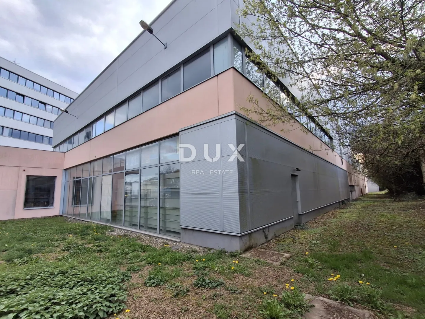 ZAGREB, DONJA DUBRAVA - Poslovni div od 2.319 m² traži novog vlasnika