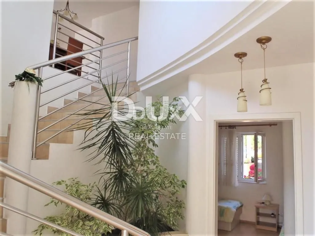 zadar, brodarica - vila sa 6 stanova i poslovnim prostorom - slika 10