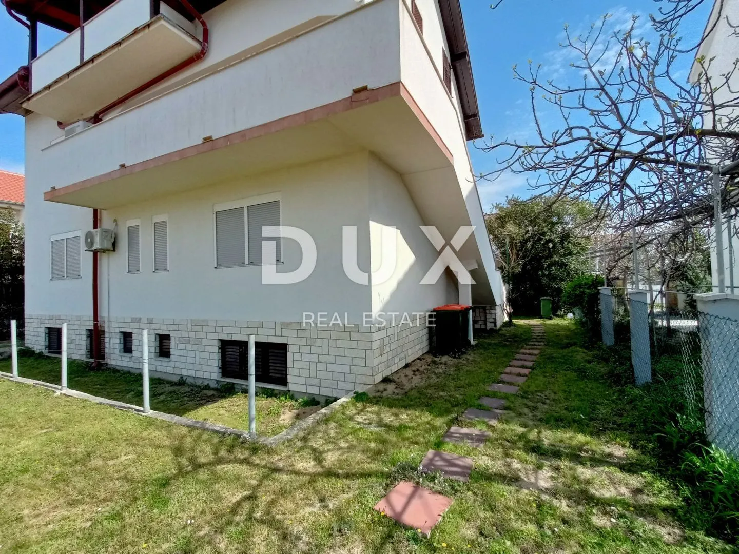 zadar, sabunike - prostrana apartmanska kuća s velikom okućnicom - slika 4