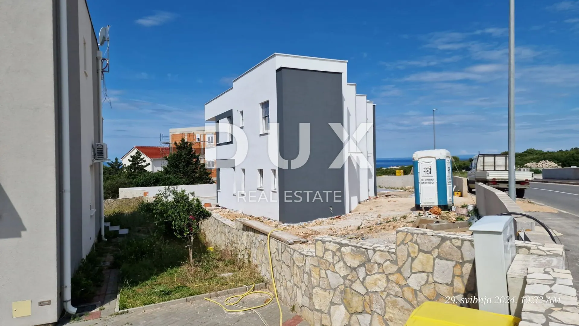 otok pag, novalja - kućica u nizu s bazenom. prilika! - slika 4