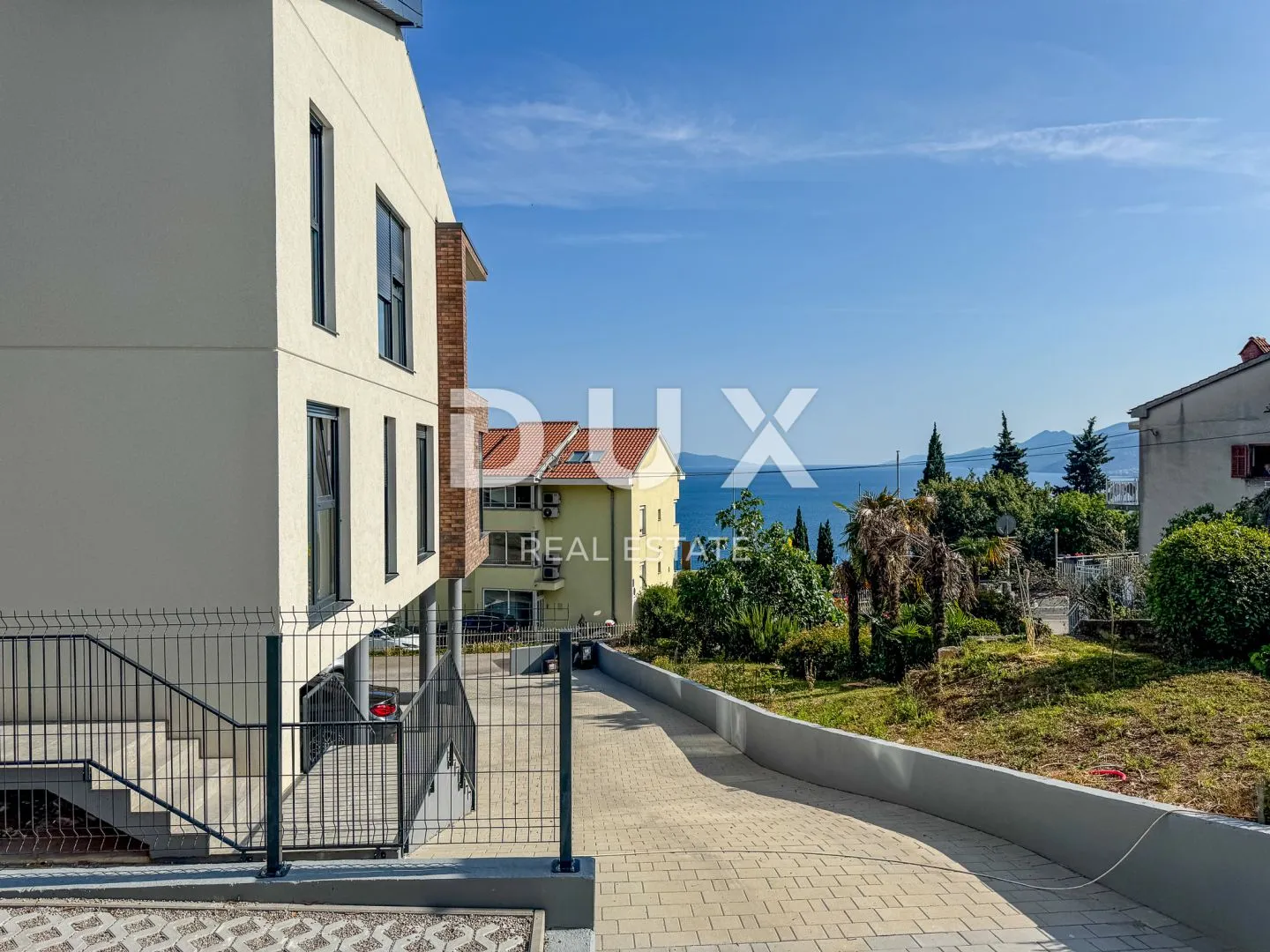 OPATIJA, PAVLOVAC - veći stan 143m2, 3 spavaće sobe, krovna terasa, novogradnja blizu Opatije, pogled
