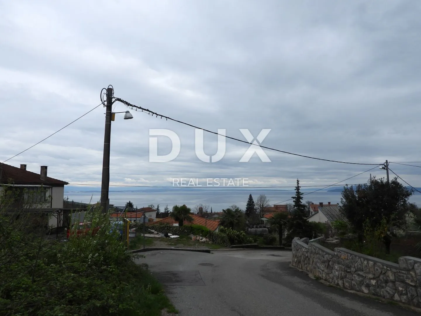 OPATIJA, MATULJI- građevinsko zemljište 889m2 S LOKACIJSKOM DOZVOLOM!!! za obiteljsku kuću/ stambenu zgradu- stanove