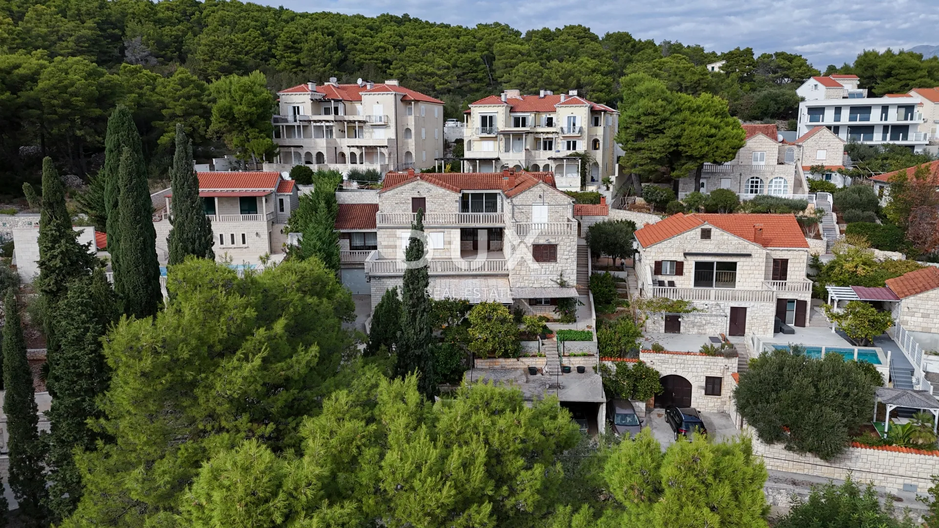 otok brač, sumartin - apartmanska kuća u kamenu s garažom 2.red do mora - slika 2