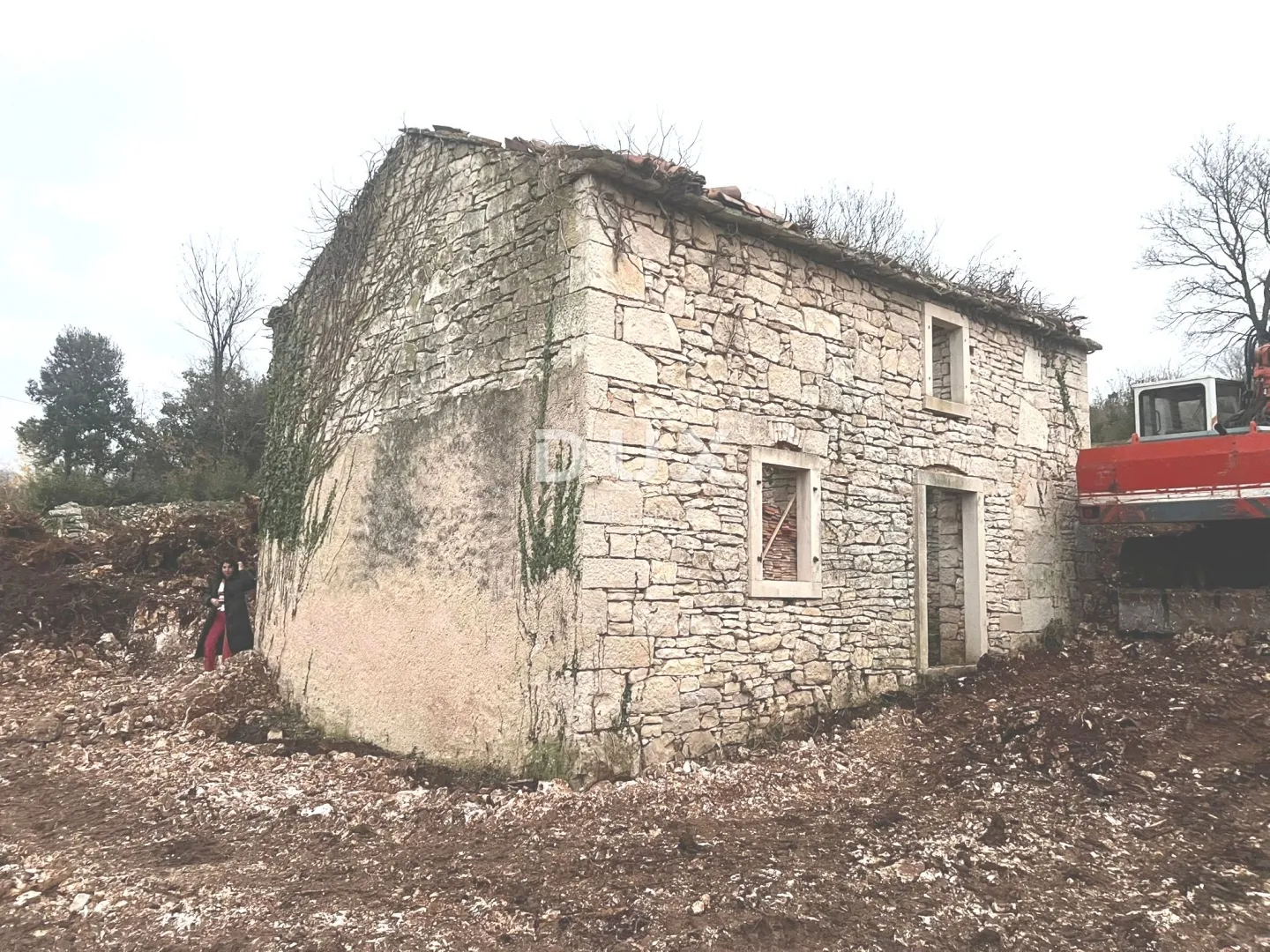 istra, rakalj - kamena samostojeća istarska kuća, dvorište, pogled more - slika 4