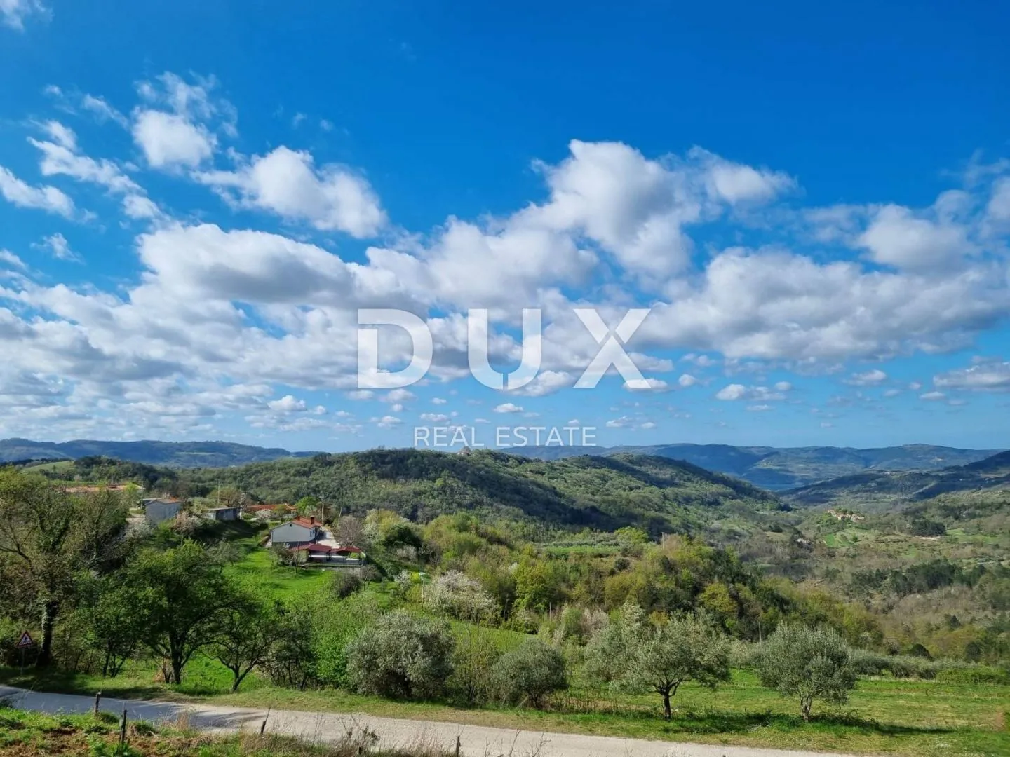 ISTRA, BUZET - Imanje s 4 stambena objekta i jednim poslovno-stambenim objektom, otvoreni pogled na prirodu i jezero