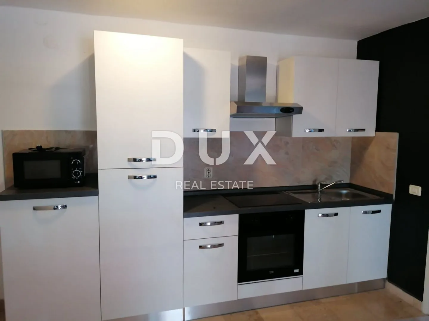 istra, pula - velika obiteljska kuća s 2 apartmana, konobom i garažom - slika 28