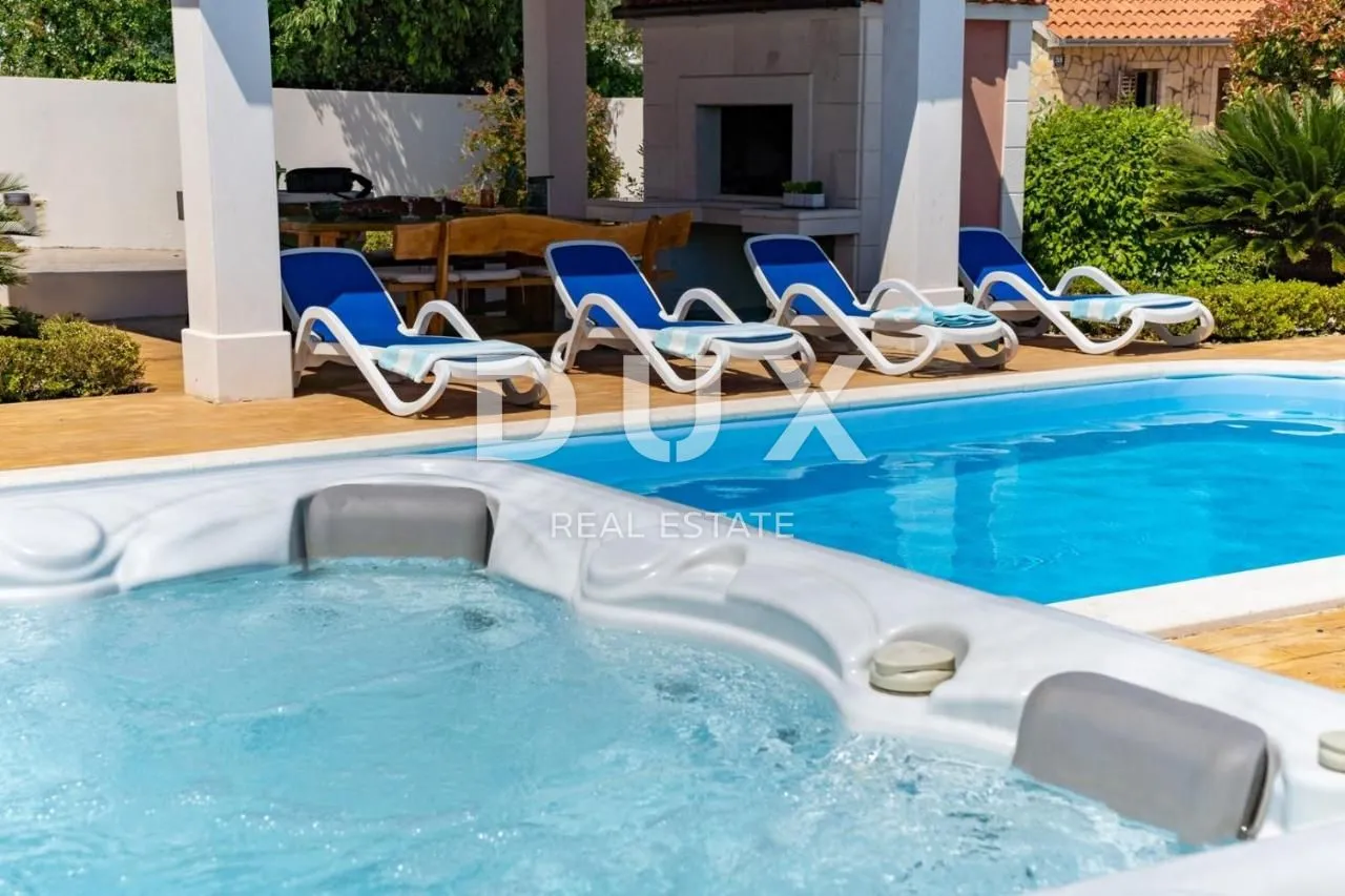 split, kaštel - predivna vila s bazenom i pogledom na more - slika 39