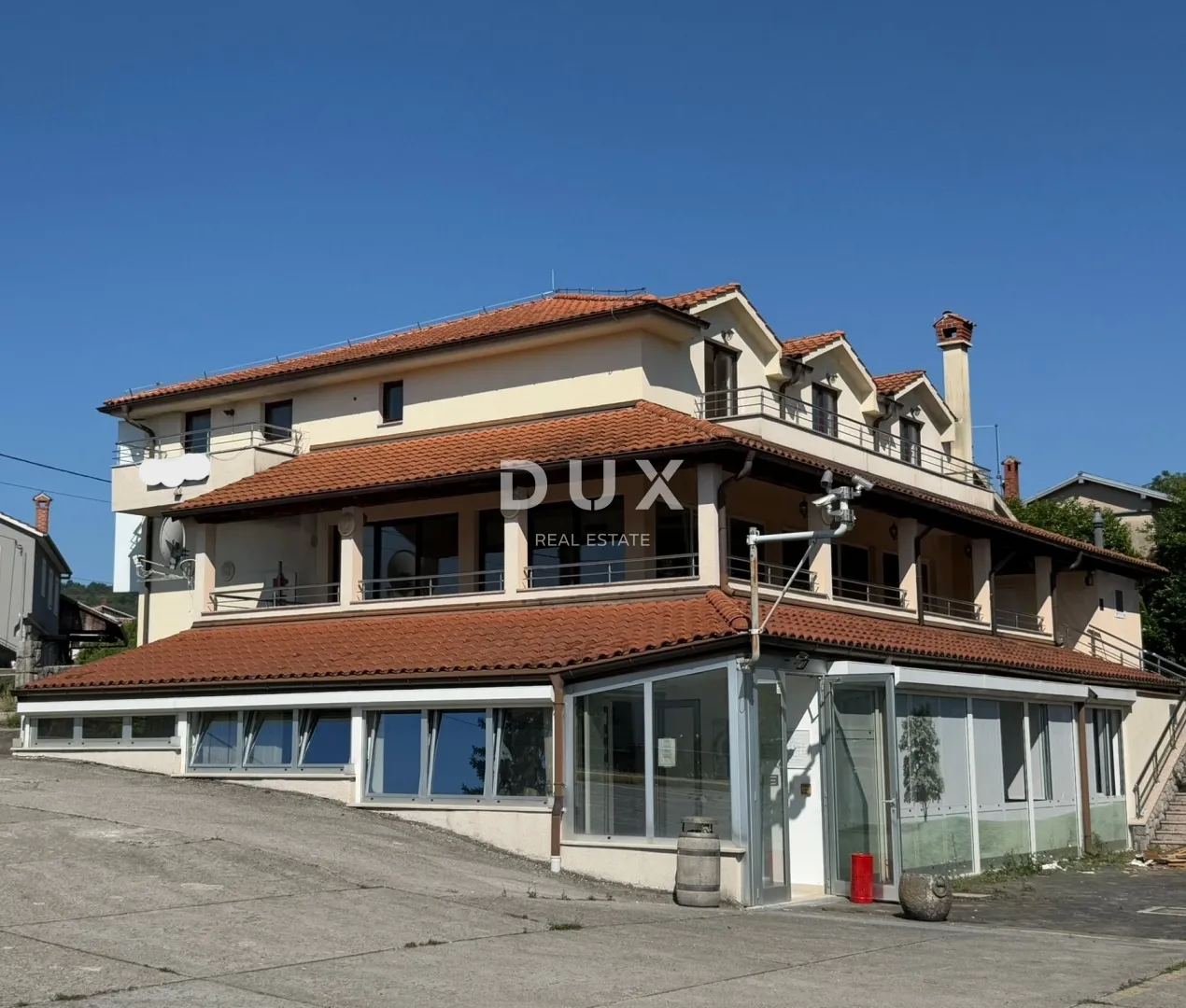 matulji, šapjane - samostojeća kuća ( poslovna zgrada 780 m2 ) + 3.484 m2 okućnice! prilika! - slika 2