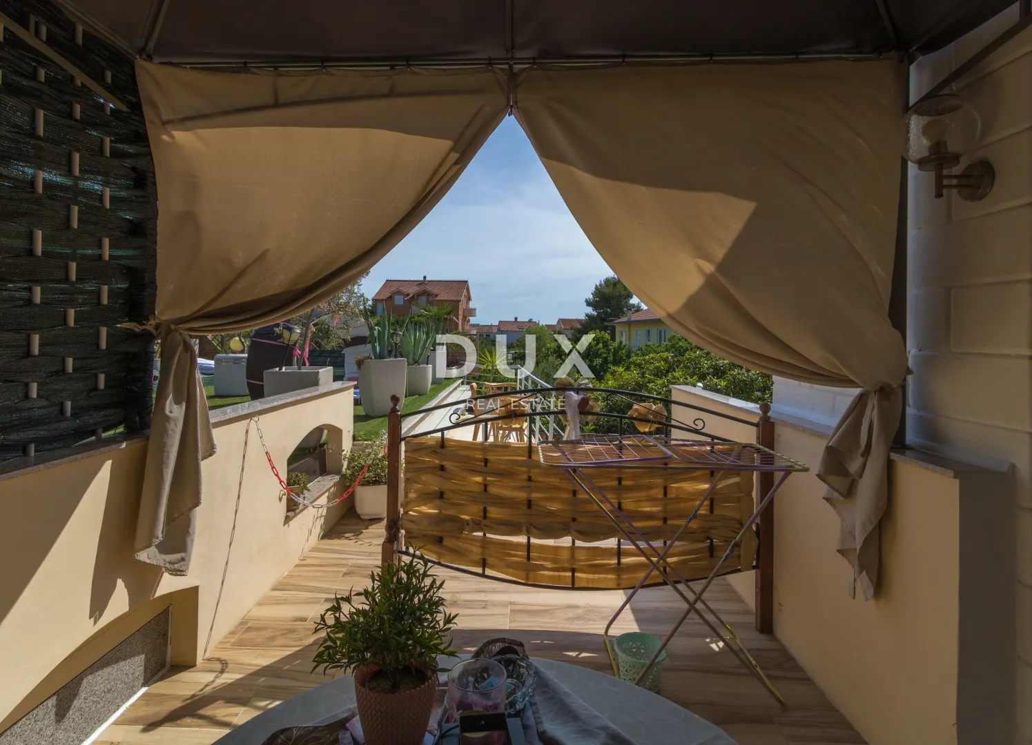 vodice, vila sa 7 apartmana i bazenom - slika 30