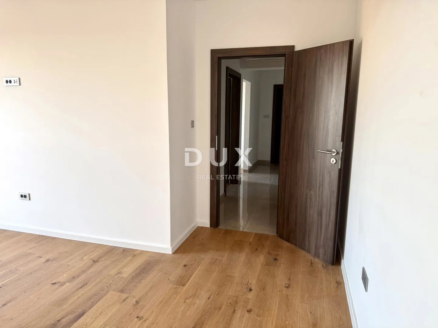 zadar, branimir – renoviran dvosoban stan s pogledom na stari grad! - slika 13