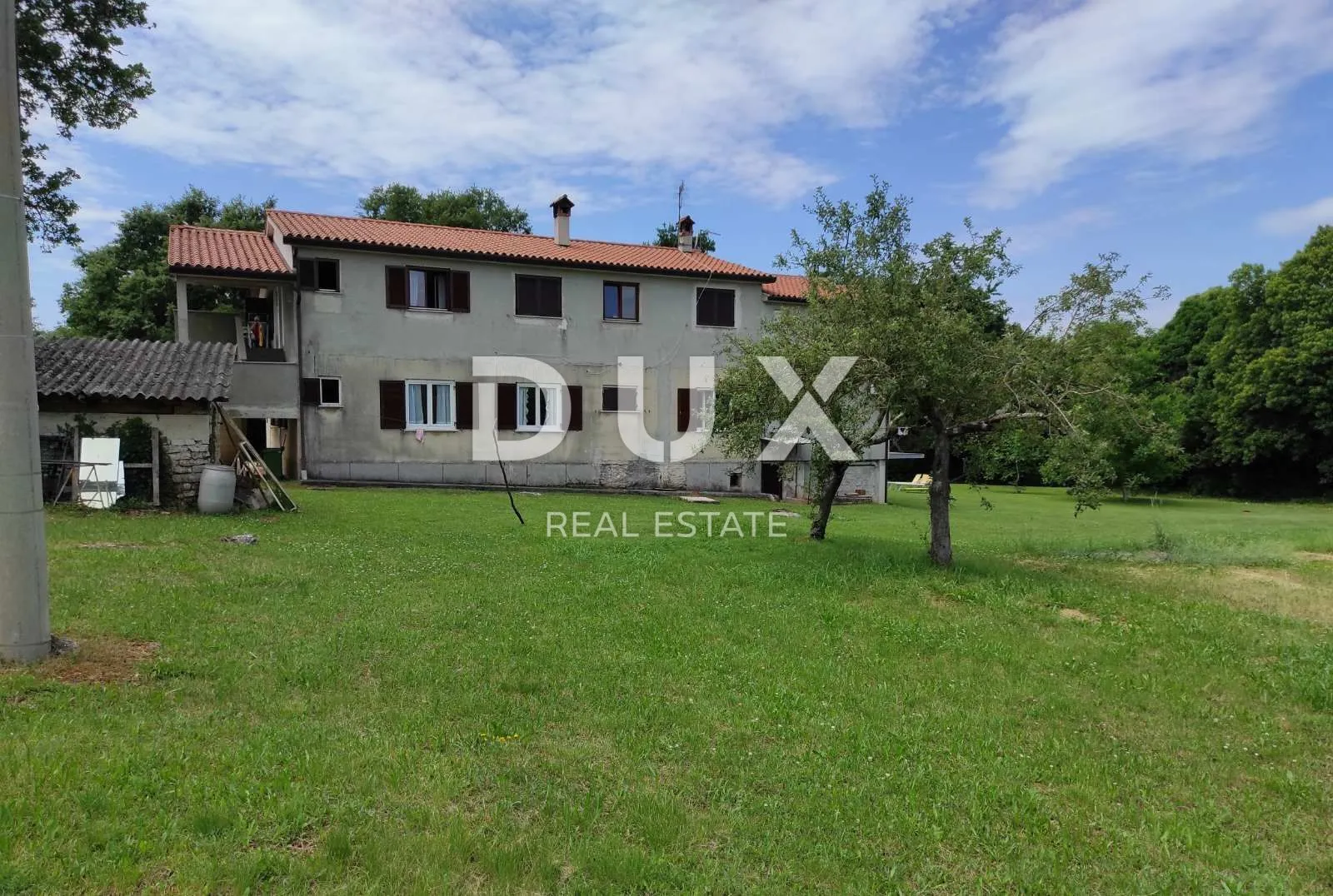 ISTRA, UMAG - Apartmanska kuća s 3 apartmana te velikom okućnicom u T2 zoni - Katoro, Umag
