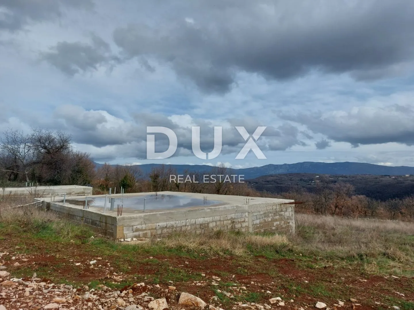 istra, pićan - zemljište sa započetom gradnjom dvije kuće, rub sela, pogled na prirodu - slika 17