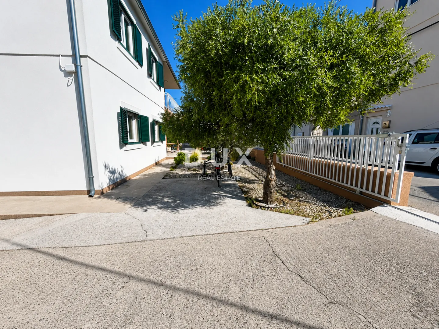 dalmacija, vodice – privatni mini resort s 4 apartmana i bazenom, 300 m od centra - slika 11