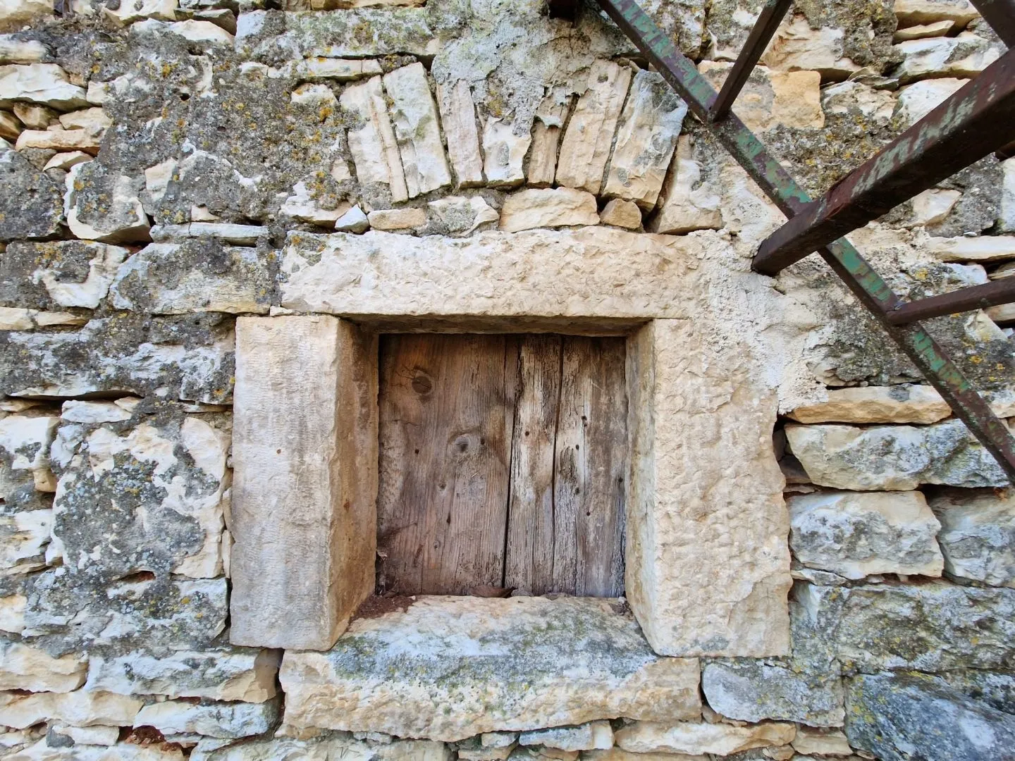 ISTRA, BUJE - Kamena kuća na mirnoj lokaciji