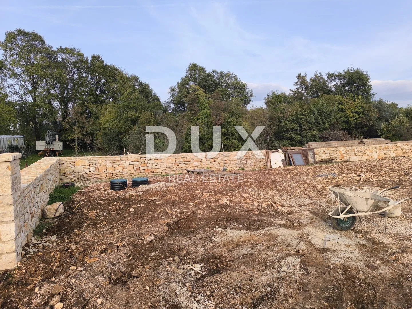 istra, peroj - vikend zemljište s ruševinom ograđeno suhozidom - slika 2